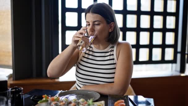 Joven Mujer Hispana Hermosa Comiendo Sushi Agua Potable Restaurante — Vídeos de Stock