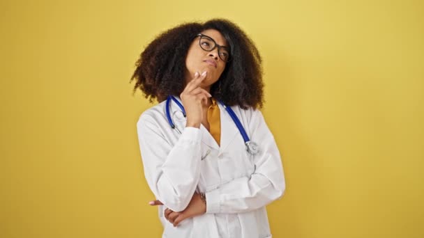 Afro Amerikalı Kadın Doktor Şüpheli Bir Ifadeyle Izole Edilmiş Sarı — Stok video