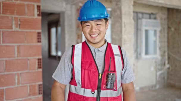 Budowniczy Uśmiechający Się Pewnie Stojąc Placu Budowy — Wideo stockowe