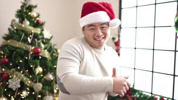 Jovem Chinês Sorrindo Confiante Pela Árvore Natal Dançando Casa — Vídeo de Stock