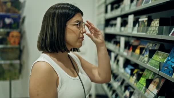 Mujer Hispana Hermosa Joven Buscando Qué Comprar Tienda Recuerdos — Vídeos de Stock