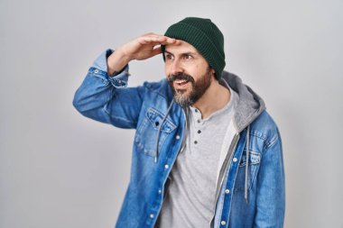 Dövmeli, yün şapkalı, mutlu ve tebessüm eden genç bir İspanyol. arama kavramı. 