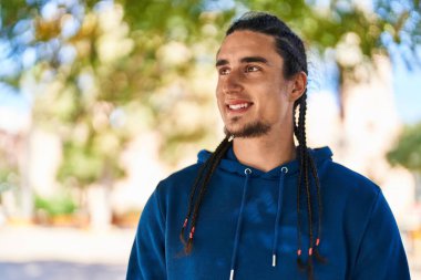 Parkta kendinden emin bir şekilde duran genç adam.