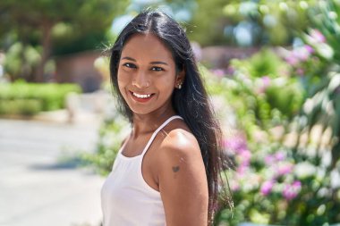 Parkta kendine güvenen genç ve güzel bir kadın.