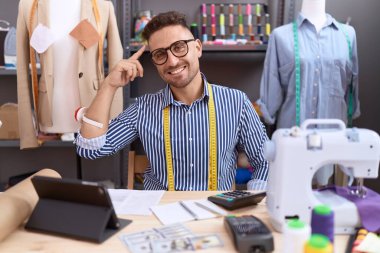 Sakal terzisi olan İspanyol bir adam atölyede çalışıyor. Gülümsüyor, tek parmağıyla işaret ediyor. Harika bir fikir ya da düşünce, iyi bir hafıza. 