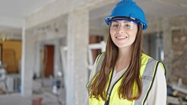 İnşaat alanında kendine gülen güzel İspanyol kadın müteahhit.