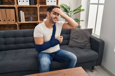 Kol askısında sakallı genç İspanyol bir adam terapide danışmanlık yapıyor. Kafası karışık, şaşırmış ve sinirli bir yüz ifadesi var. 