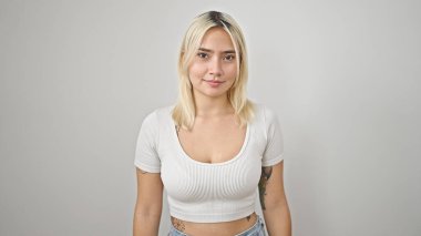 Genç, güzel, İspanyol bir kadın, kendine güvenen, izole beyaz arka planda duran.