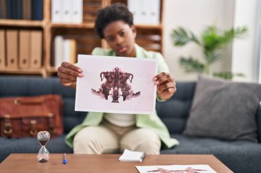 Psikoloji merkezinde Afrika kökenli Amerikalı kadın psikolog testi yaptırıyor.