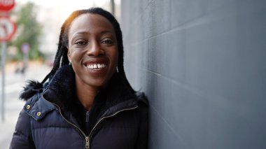 Sokakta kendine güvenen Afrikalı Amerikalı kadın gülümsüyor