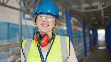 Genç sarışın mimar sokakta kendine güvenen.