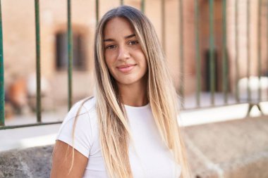 Sokakta kendine güvenen güzel İspanyol bir kadın.