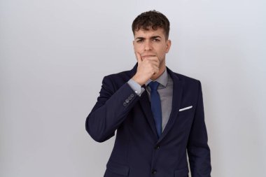 Genç İspanyol iş adamı takım elbise ve kravat takıyor kameraya kendinden emin bakıyor kollarını kavuşturup ve çenesini kaldırarak gülümsüyor. Olumlu düşünmek. 