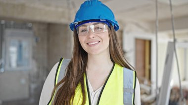 İnşaat alanında kendine gülen güzel İspanyol kadın müteahhit.