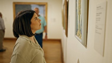 Güzel İspanyol bir kadın Viyana 'daki Belvedere Sarayı' nda sanat galerisini ziyaret ediyor.