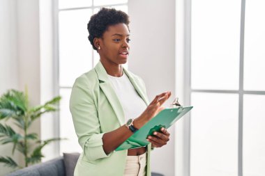 Psikoloji merkezinde konuşan Afrikalı Amerikalı kadın psikolog.