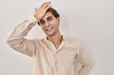 İzole edilmiş arka planda duran genç adam, hata için el ele tutuşarak şaşırdı, hatayı hatırla. Unuttum, kötü hafıza kavramı. 