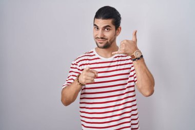 Uzun saçlı İspanyol bir adam izole edilmiş arka planda durup gülümsüyor telefonda konuşuyor ve seni işaret ediyor. Ara beni.. 