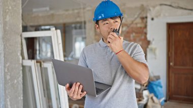  İnşaat alanında telsizle konuşan bir mimar.