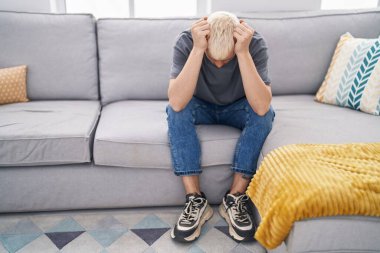 Kafkasyalı genç adam evdeki koltukta otururken strese girdi.