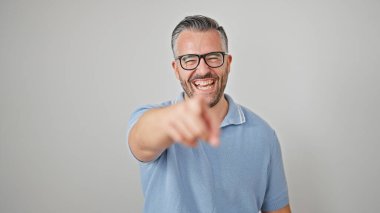 Gri saçlı adam kamerayı izole edilmiş beyaz arka planda göstererek gülüyor.