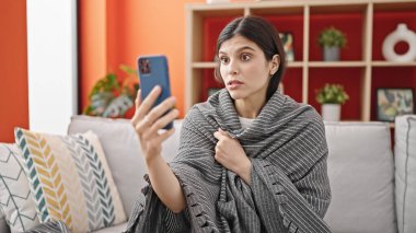 Genç ve güzel İspanyol bir kadın internette tıbbi danışmanlık yapıyor ve evde hasta.