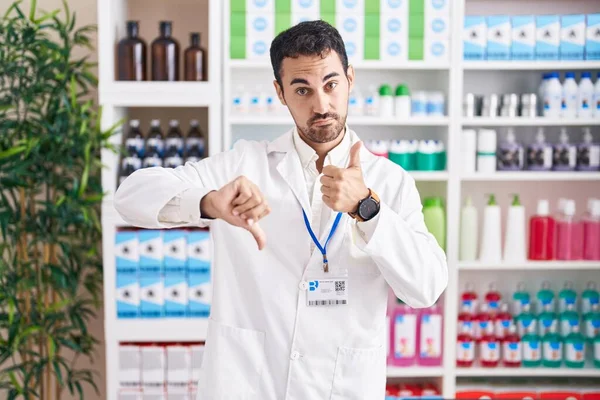 Красивый Латиноамериканец Работающий Аптеке Делает Большие Пальцы Вверх Вниз Разногласия — стоковое фото