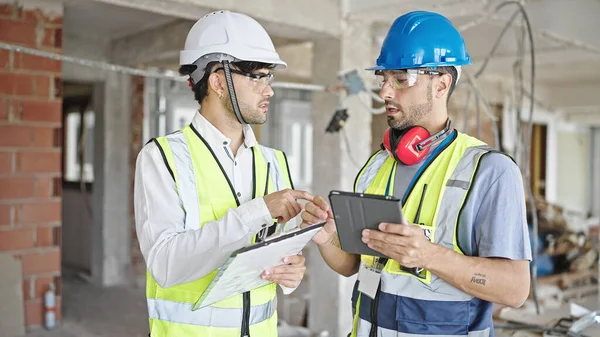 Dois Homens Construtores Arquiteto Usando Touchpad Apertar Mãos Local Construção — Fotografia de Stock