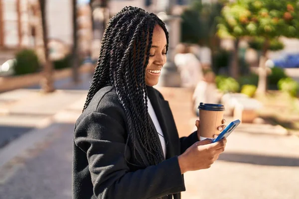 Αφροαμερικανή Γυναίκα Που Χρησιμοποιεί Smartphone Πίνοντας Καφέ Στο Πάρκο — Φωτογραφία Αρχείου