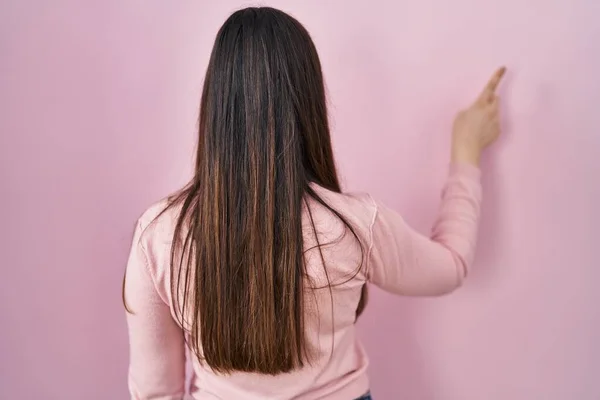 Young Brunette Woman Standing Pink Background Posing Backwards Pointing Ahead — Stock Photo, Image