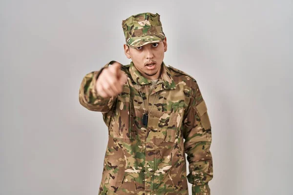 Joven Árabe Vestido Con Camuflaje Uniforme Del Ejército Señalando Disgustado —  Fotos de Stock