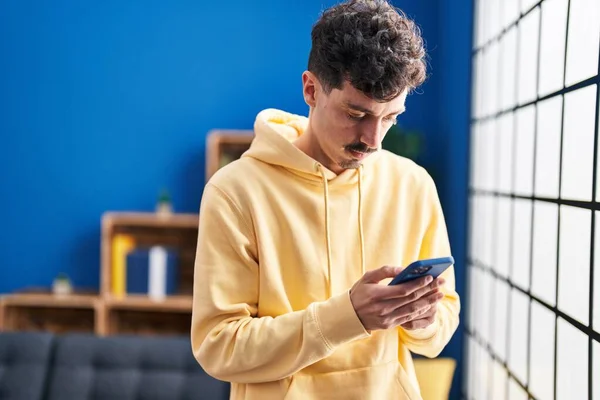 Young Caucasian Man Using Smartphone Relaxed Expression Home — Stock Photo, Image