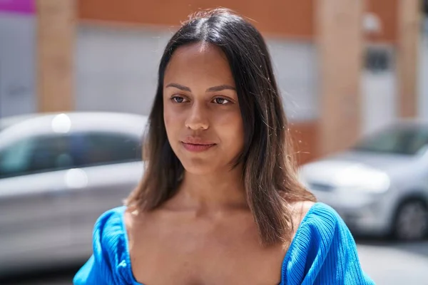 Jonge Latino Vrouw Glimlachen Zelfverzekerd Kijken Naar Zijkant Straat — Stockfoto