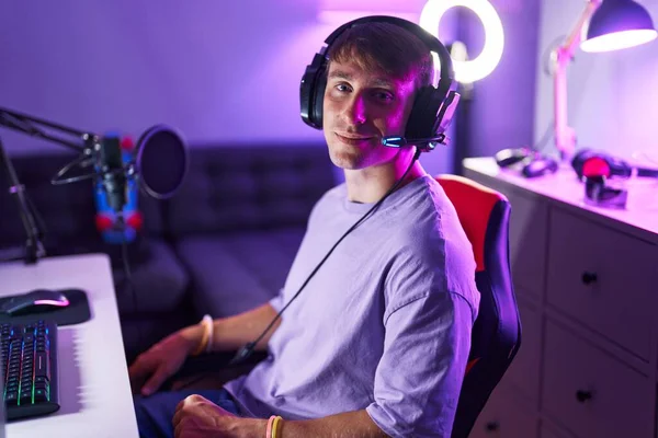 Young Caucasian Man Streamer Smiling Confident Sitting Table Gaming Room — ストック写真