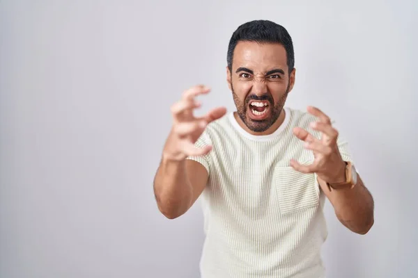 Hispánec Vousy Stojící Nad Osamělým Pozadím Křičící Vzteky Ruce Snažící — Stock fotografie