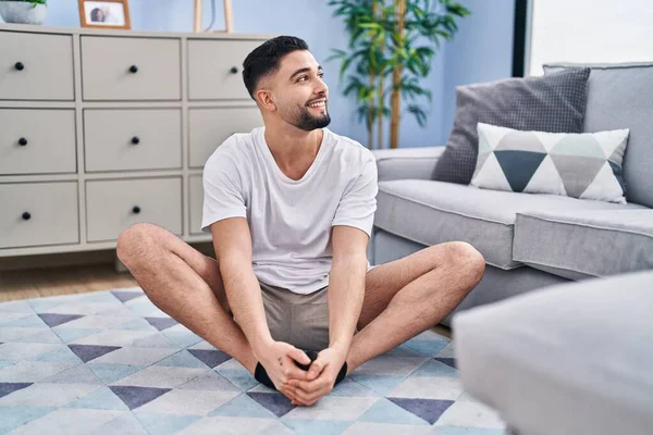 Jonge Arabier Man Glimlacht Zelfverzekerd Stretching Thuis — Stockfoto
