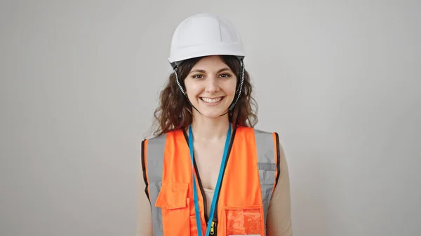 Junge Schöne Hispanische Bauarbeiterin Lächelt Selbstbewusst Vor Isoliertem Weißen Hintergrund — Stockfoto