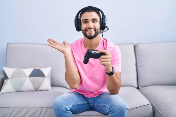Hispanic Young Man Playing Video Game Holding Controller Sitting Sofa — स्टॉक फ़ोटो, इमेज