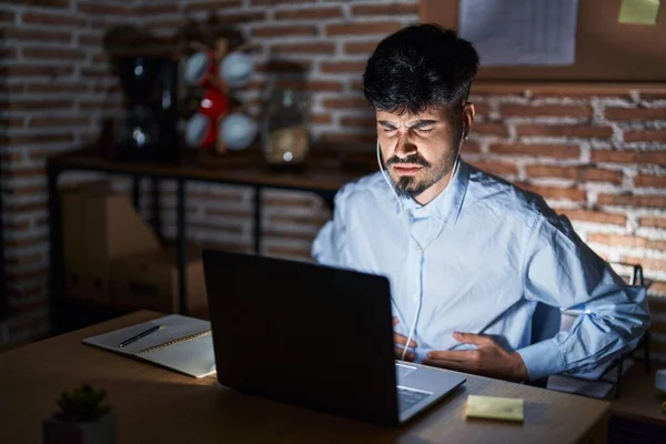 Geceleri Ofiste Çalışan Sakallı Hazımsızlık Acı Verici Bir Hastalık Yüzünden — Stok fotoğraf