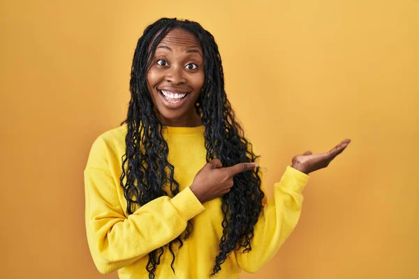 Africká Žena Stojící Nad Žlutým Pozadím Užaslá Usmívající Kamery Při — Stock fotografie