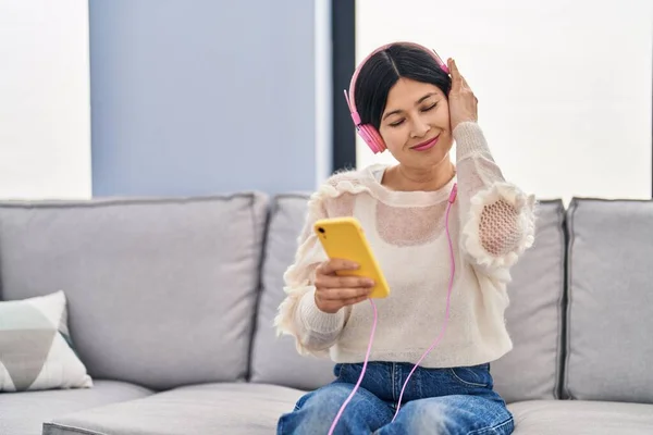 Jonge Chinese Vrouw Luisteren Naar Muziek Zitten Bank Thuis — Stockfoto