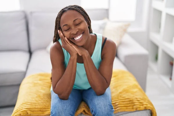 African American Woman Smiling Confident Sitting Sofa Home — Stock fotografie