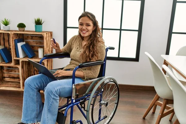 Young Beautiful Hispanic Woman Using Laptop Credit Card Sitting Wheelchair — Stock Photo, Image