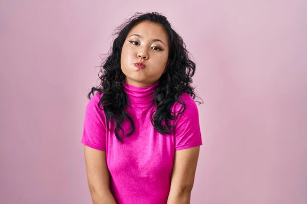 Jonge Aziatische Vrouw Staat Roze Achtergrond Puffende Wangen Met Grappig — Stockfoto