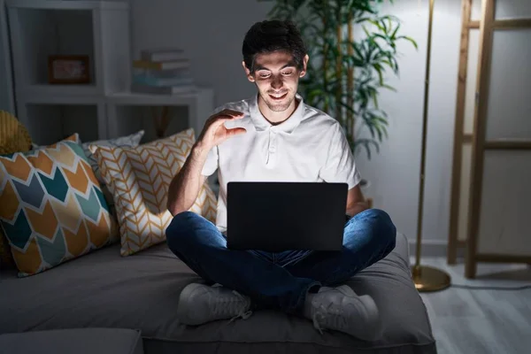 Jovem Hispânico Usando Laptop Casa Noite Sorrindo Gestos Confiantes Com — Fotografia de Stock