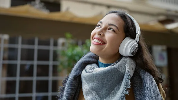 Joven Mujer Hispana Hermosa Escuchando Música Terraza Cafetería — Foto de Stock