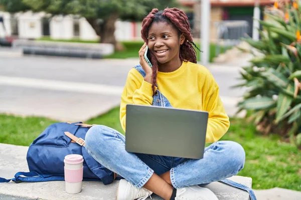 Afroamerykanka Student Pomocą Laptopa Rozmowy Smartfonie Kampusie Parku — Zdjęcie stockowe