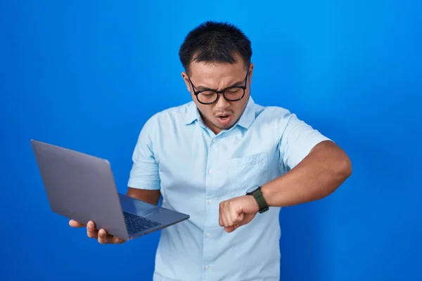 Китайський Молодий Чоловік Використовуючи Комп Ютерний Ноутбук Дивлячись Годинник Стурбований — стокове фото