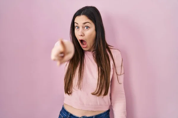 Young Brunette Woman Standing Pink Background Pointing Finger Surprised Ahead — ストック写真