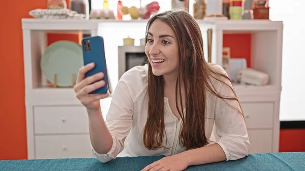 Genç Güzel Spanyol Bir Kadın Yemek Masasında Video Görüşmesi Yapıyor — Stok fotoğraf